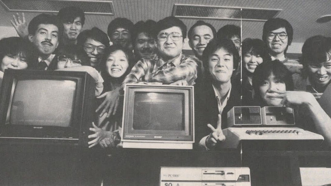 Personal de Squaresoft cuando aún pertenecían a Denyusha**. **Hironobu Sakaguchi e Hiromichi Tanaka aparecen haciendo el símbolo de la victoria en la parte derecha de la foto
