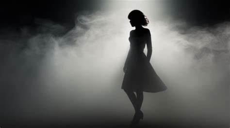Mujer de espalda a la cámara en tres cuartos entre la niebla. Ella es una silueta negra entre la niebla. Tiene el pelo en una melenita corta que termina en el cuello y va con un vestido que le llega por encima de las rodillas.