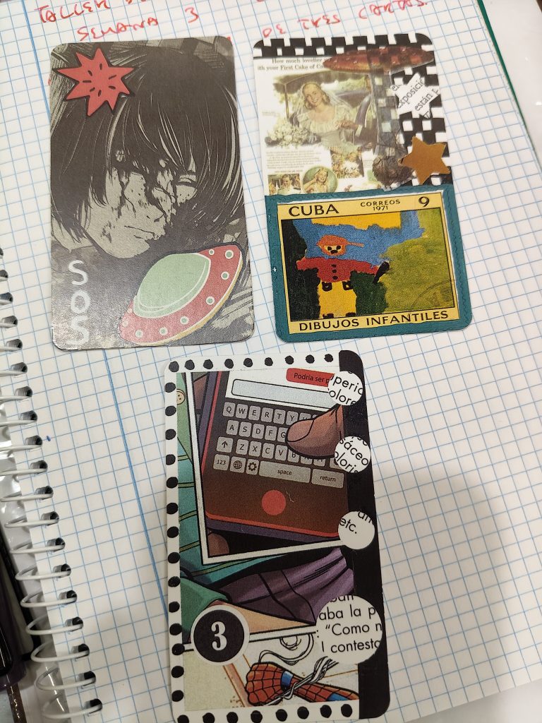 Foto de tres cartas colocadas sobre una libreta de cuadritos. Hay dos cartas situadas en la primera fila y una tercera carta debajo en una segunda fila. Las cartas son collage de imágenes: - La primera carta tiene la cara de un joven de pelo largo en blanco y negro con los ojos cerrados y unas manchas en la cara que puede insinuar que son sangre. Hay un símbolo de onomatopeya de golpe (como una estrella roja) en la parte superior izquierda cerca de la cabeza del joven. En la parte inferior derecha hay un platillo volante de colores rojo y verde. - La segunda carta tiene una mujer vestida con un vestido blanco de época sentada delante de una mesa. En la parte inferior de la carta hay un sello de una gama de dibujos infantiles que pone cuba correos 1971 9 Tiene el dibujo infantil de un hombre vestido con camisa roja y pantalón amarillo. Por detrás se ve algo que debe ser agua y tierra con hierba. - La tercera carta tiene en la parte superior el teclado de un móvil y un dedo que está pulsándolo como dentro de una viñeta. Por detrás de esa viñeta hay lo que parece el cuerpo de un hombre que se ve solo parcialmente su pecho con camiseta verde y un pantalón (solo la cintura) de color morado. Abajo hay una viñeta pequeña donde se ve el brazo con guante rojo de spiderman sujetando una telaraña.