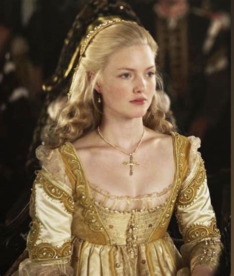 Holliday Grainger, interpretando el papel de Lucrezia Borgia en la serie de Los Borgia. Es una mujer joven rubia que lleva un vestido de época dorado con escote,