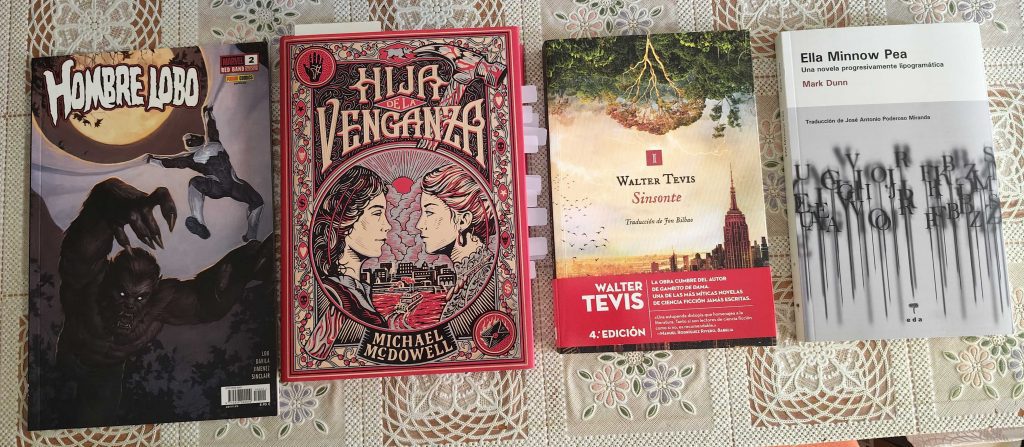 Foto de un cómic de hombre lobo 2 de marvel y los libros hija de la venganza, Sinsonte y Ella Minnow Pea. No describo las portadas porque en verdad no aportan nada al artículo más que saber que libros tengo en marcha. 