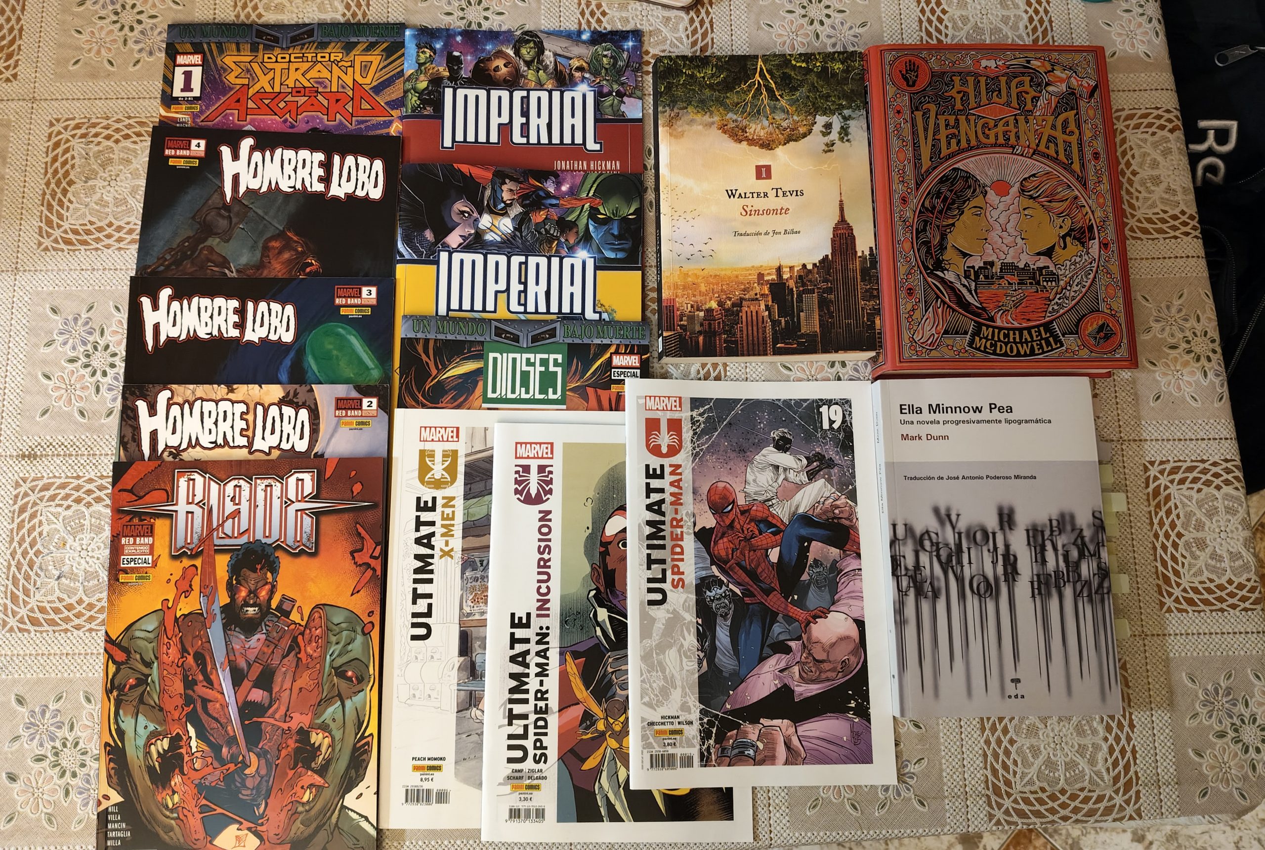 Foto de todos los libros y cómics que he leído este mes. Están desplegados sobre una mesa. No describo aquí las portadas porque sería un caos. En la entrada se describe cada portada por separado