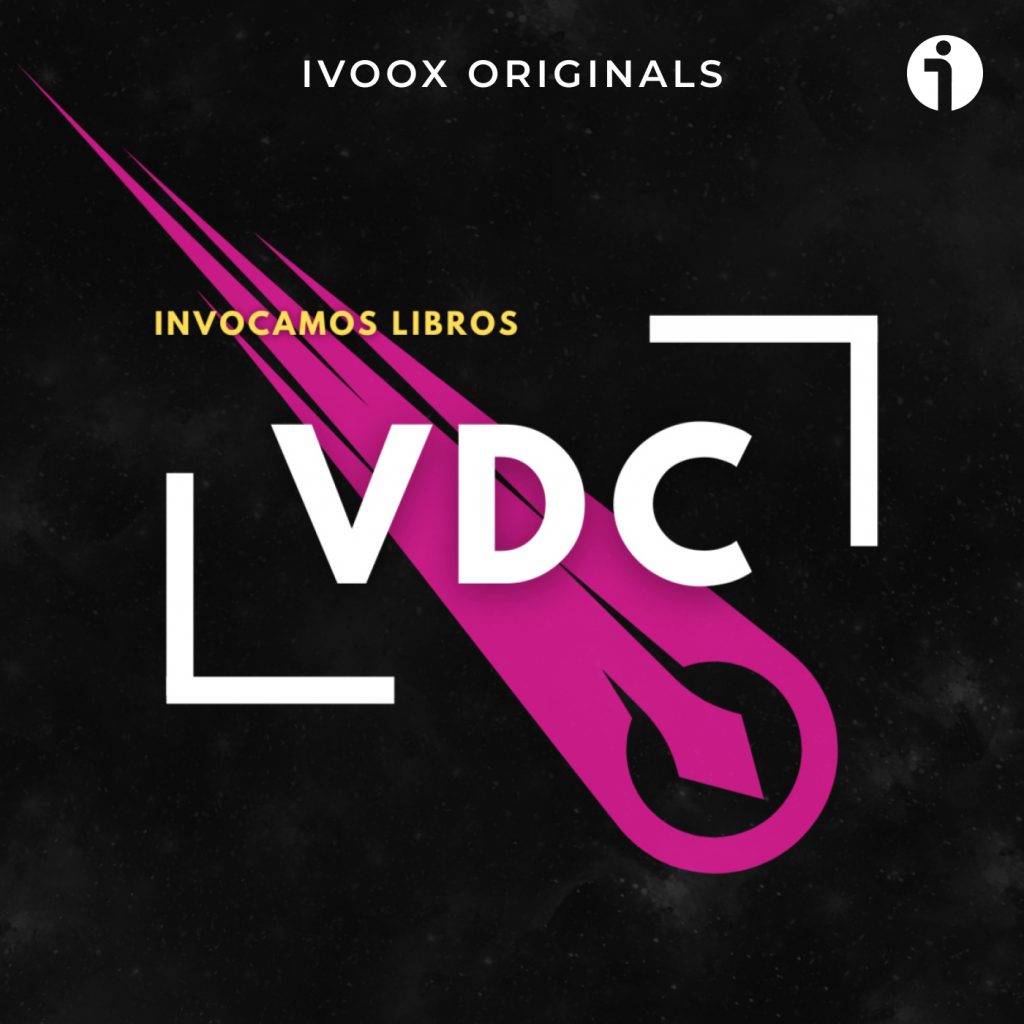 Logo cuadrado de fondo negro donde se ve arriba el texto IVOOX ORIGINAL y a la derecha la i del logo de iVoox antiguo (ahora es una asquerosa X) En medio aparece un cometa rosado que la cola va de la esquina superior izquierda y la cabeza del cometa en el lado inferior derecho (aunque sin llegar al borde). Por encima del cometa aparecen las palabras: INVOCAMOS LIBROS y totalmente centrado las letras VDC.