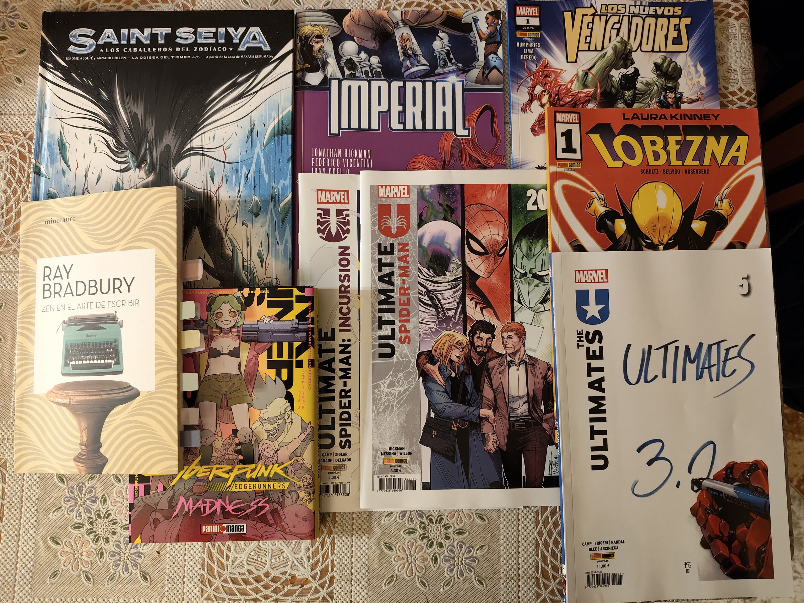 Foto de los libros y cómics que se comentan en esta entrada apilados unos sobre otros. Se muestra la descripción de cada portada en su entrada individual (sí, te tocará leer la entrada)