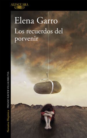 Arriba del todo se ve la marca de la editorial: Alfagura Justo debajo la autora: Elena Garro Debajo el título de la obra: Los recuerdos del porvenir. La portada presenta un cielo lleno de nubes, una cuerda que sostiene una roca (aunque parece más una patata) sobre una chica que tiene la cara enterrada entre sus brazos mientras se sujeta las rodillas.