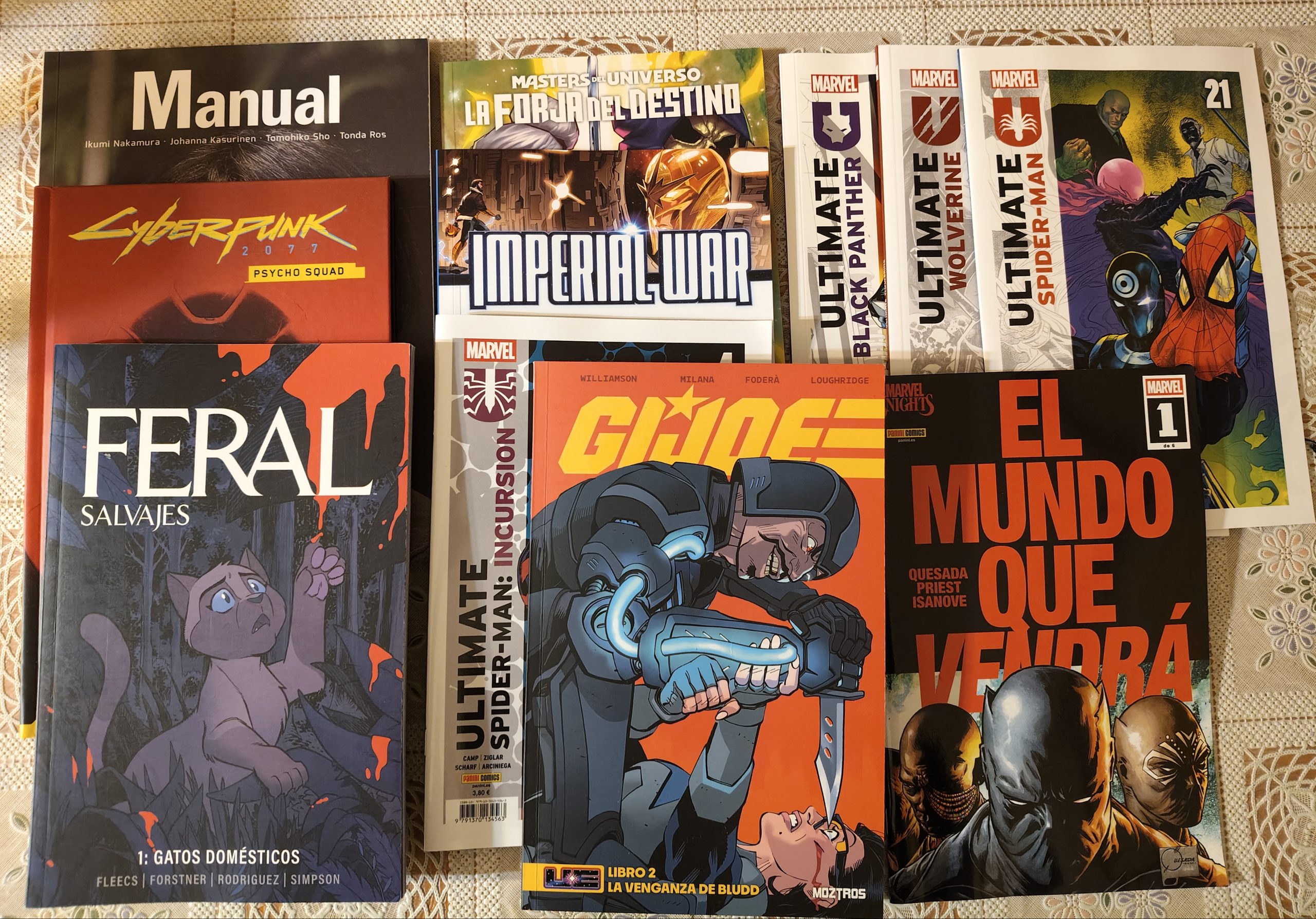 Las portadas apiladas juntas de todos los libros y cómics que se comentan en el artículo. No importa como están colocadas ni aportan nada al artículo, es solo para que quede "bonito" en la cabecera del blog. Lee el artículo para saber cuales son.