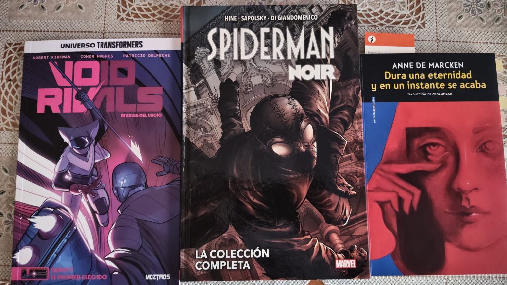 Fotografía con tres obras una al lado de la otra. De izquierda a derecha Void Rivals 4, Spiderman Noir la colección completa y el libro Dura una eternidad y en un instante se acaba